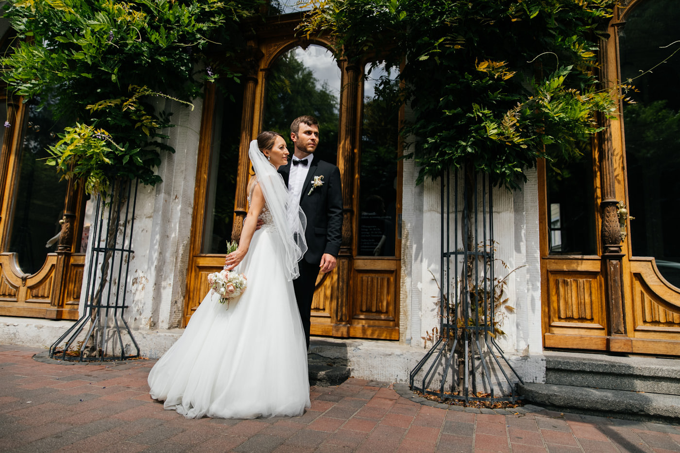 Hochzeitsfotograf & Hochzeitsvideograf. Brautpaar in der Stadt.