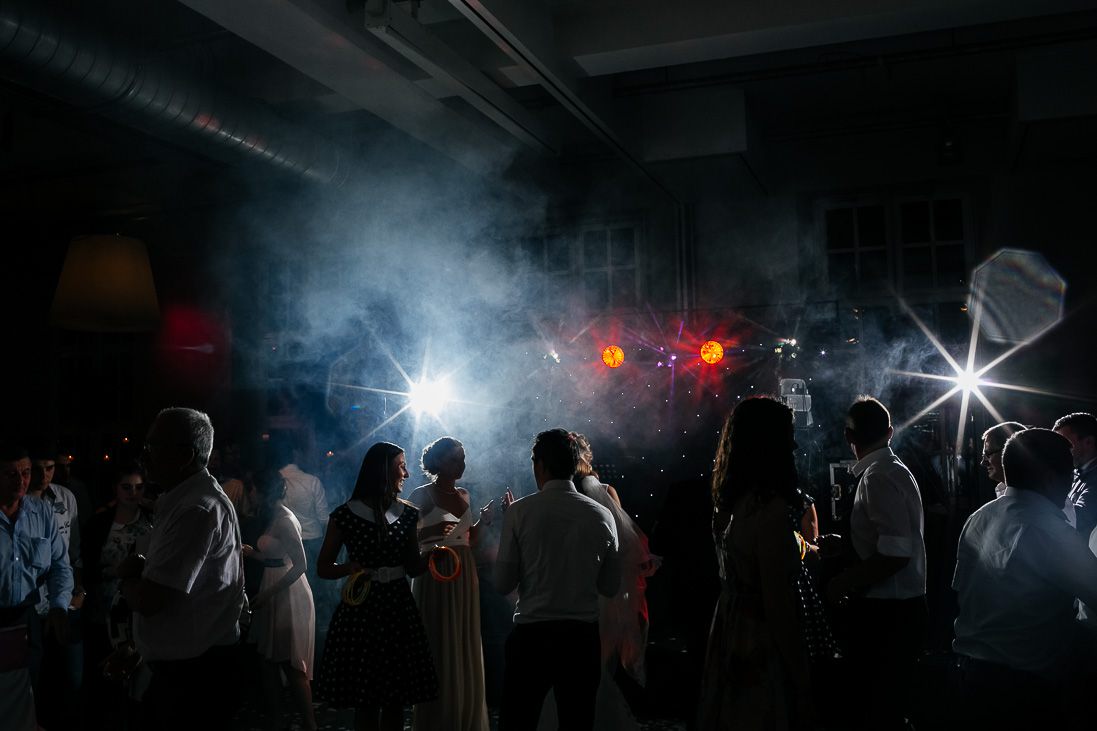 Hochzeitsfeier mit Tanzfläche und stimmungsvoller Beleuchtung – Hochzeitsfotograf Münster