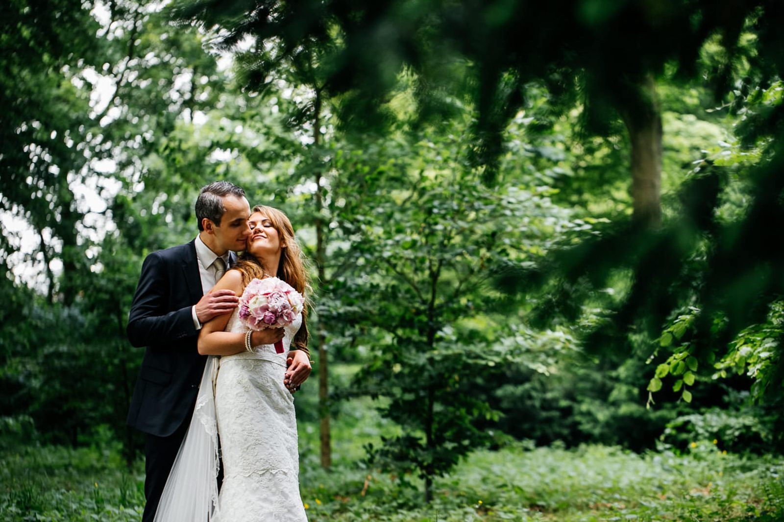 Küssendes Brautpaar im Wald – Hochzeitsfotograf Münster. Hochzeitsfotograf | Hochzeitsvideograf NRW