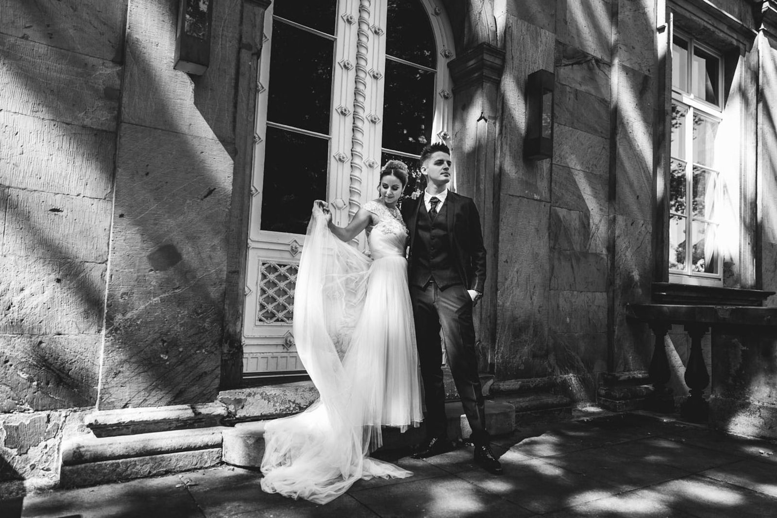 Stilvolles Brautpaar vor historischer Kulisse – Hochzeitsfotograf Detmold
