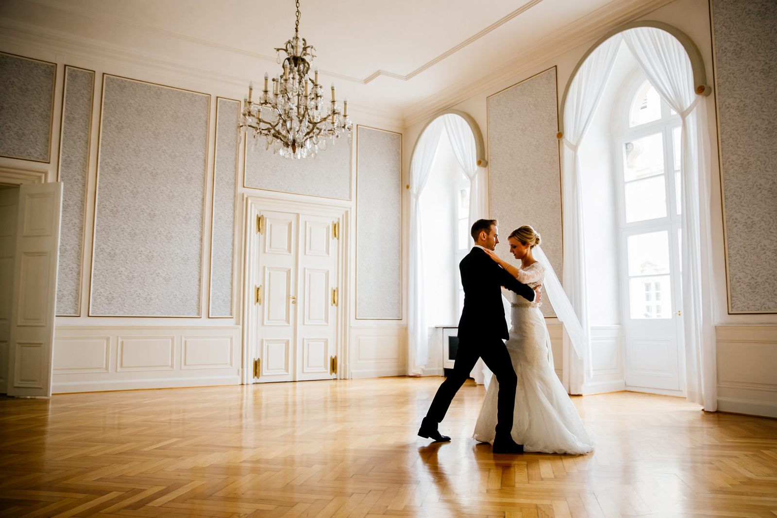 Brautpaar beim Hochzeitstanz im eleganten Saal – Hochzeitsfotograf Münster